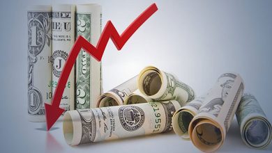 الاقتصاد السلوكي: كيف تتحكم عواطفنا في قراراتنا المالية؟ 4 انخفاض أسعار الدولار